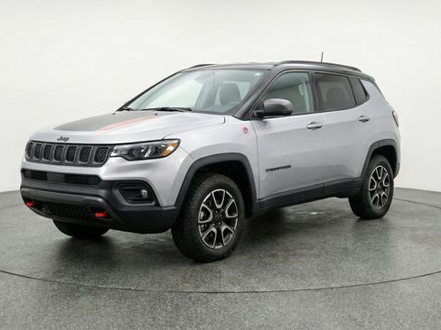 Used 2025 Jeep Compass Trailhawk AWD/4WD image 3