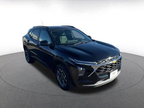 Used 2025 Chevrolet Trax LT image 3