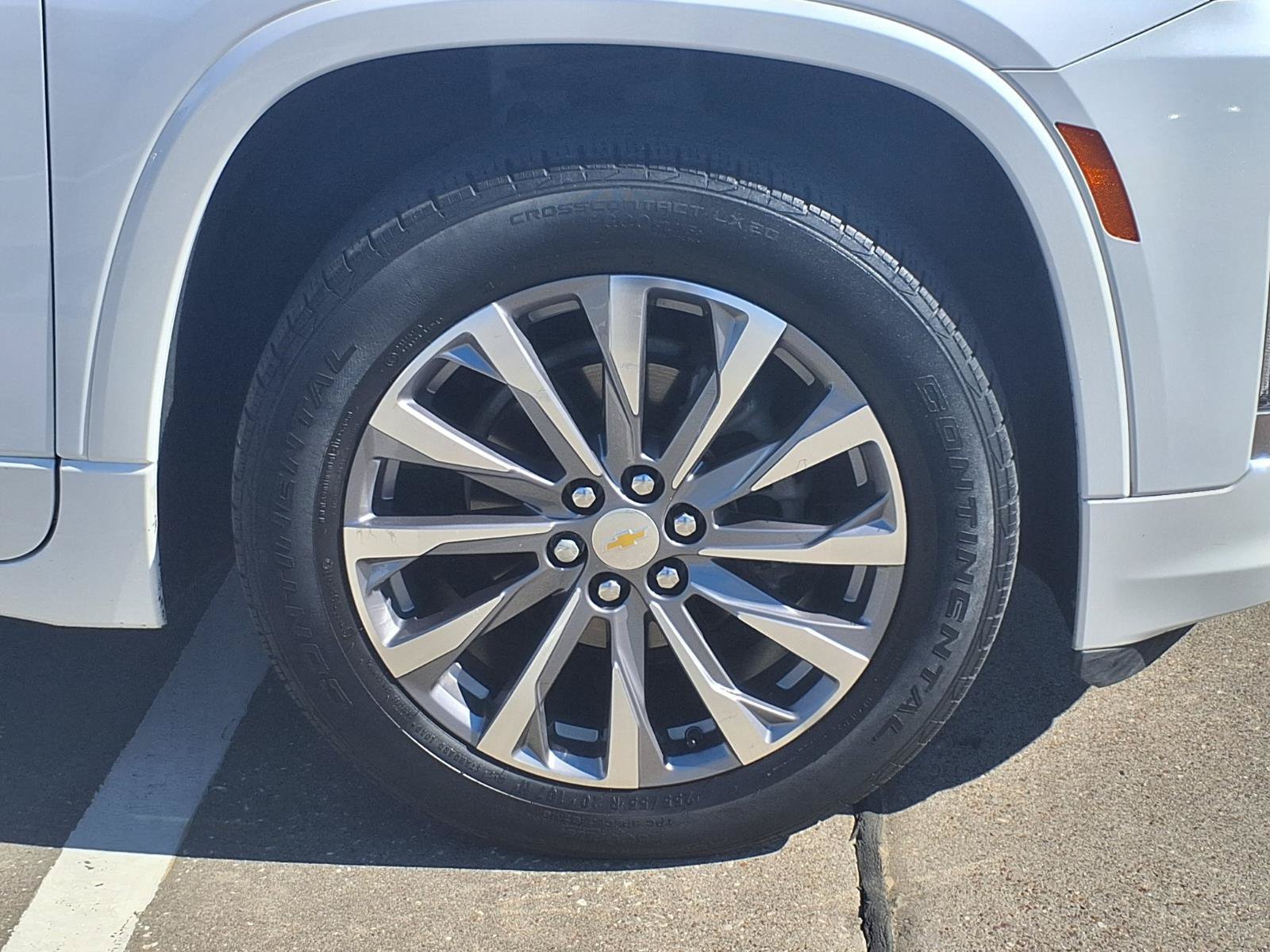 Used 2023 Chevrolet Traverse Premier FWD image 9