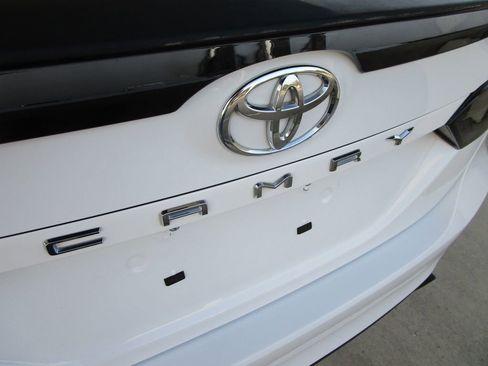 Used 2020 Toyota Camry LE image 12