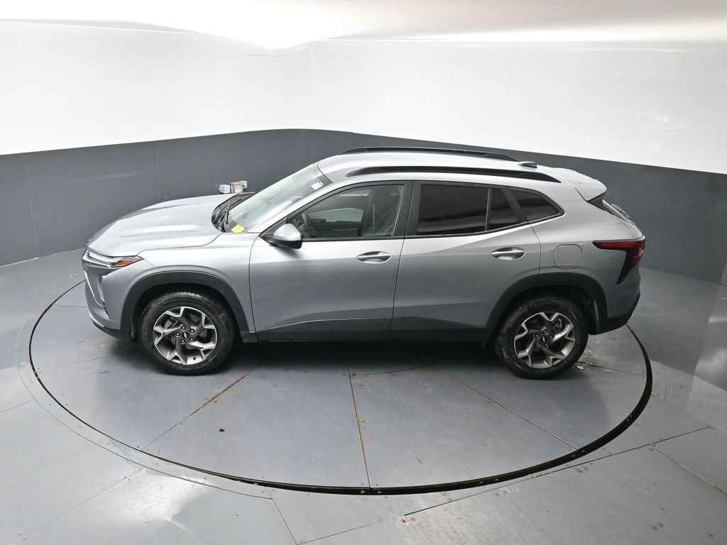Used 2025 Chevrolet Trax LT FWD image 45