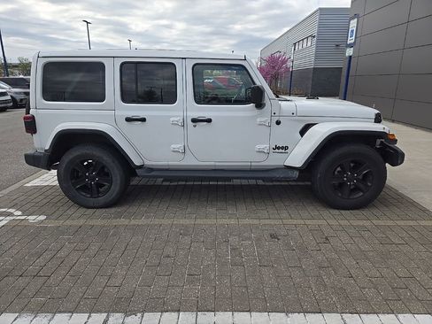 Used 2020 Jeep Wrangler Unlimited Sahara image 4