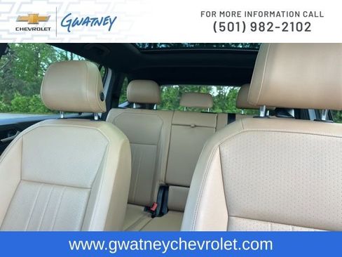 Used 2023 Volkswagen Tiguan SE w/ Panoramic Sunroof Package FWD image 26