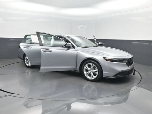 Used 2025 Honda Accord LX image 34