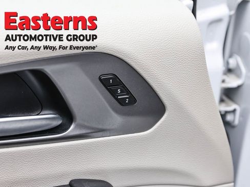 Used 2023 Chrysler Pacifica Touring-L FWD image 21