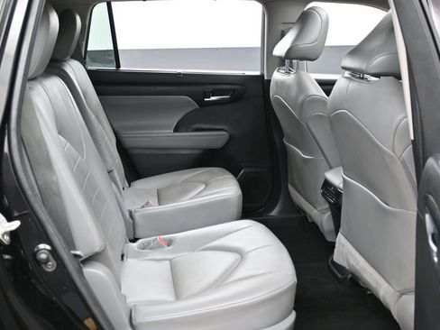 Used 2021 Toyota Highlander XLE AWD/4WD image 35