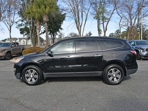 Used 2017 Chevrolet Traverse LT image 2