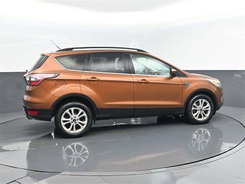 Used 2017 Ford Escape SE w/ Equipment Group 201A image 4