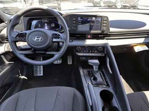 Used 2025 Hyundai Elantra Sport FWD image 15