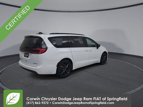 Certified 2025 Chrysler Pacifica Limited FWD image 15