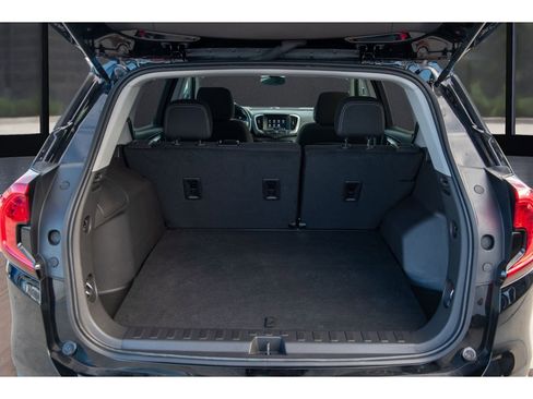 Used 2024 GMC Terrain SLE w/ Driver Convenience Package image 13