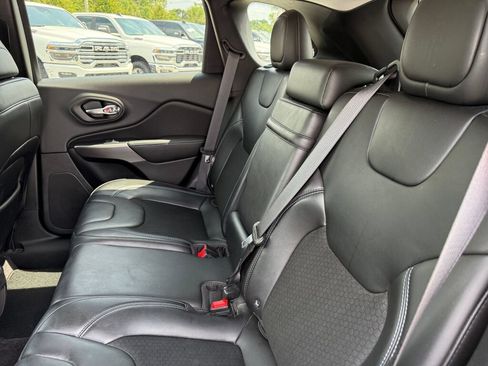 Used 2019 Jeep Cherokee Latitude Plus FWD image 11