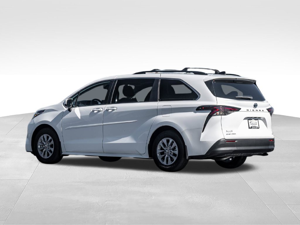 Used 2025 Toyota Sienna LE AWD/4WD image 5