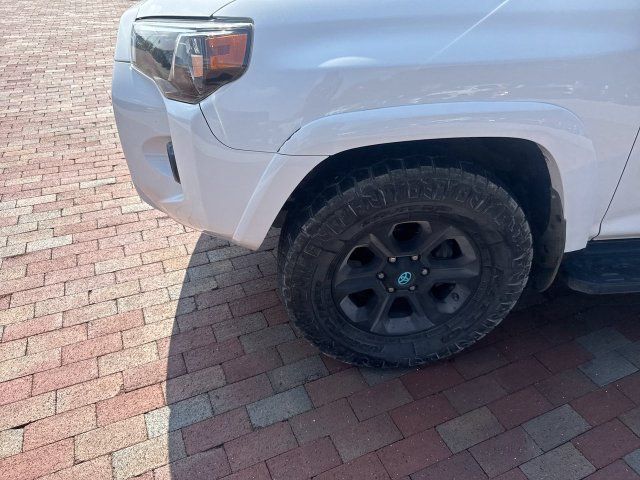 Used 2018 Toyota 4Runner SR5 Premium AWD/4WD image 2