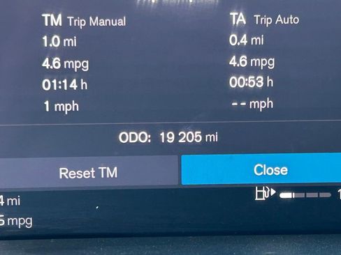 Used 2023 Volvo XC40 B5 Plus image 19