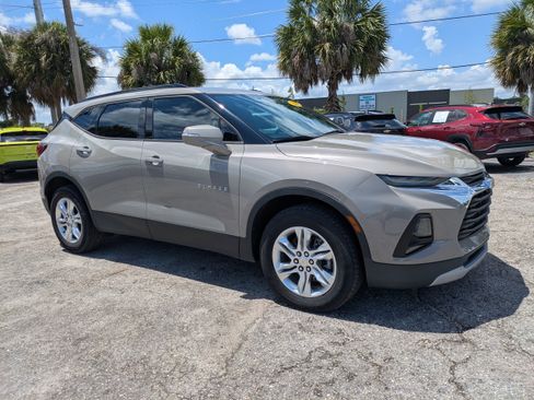 Used 2021 Chevrolet Blazer LT FWD image 2