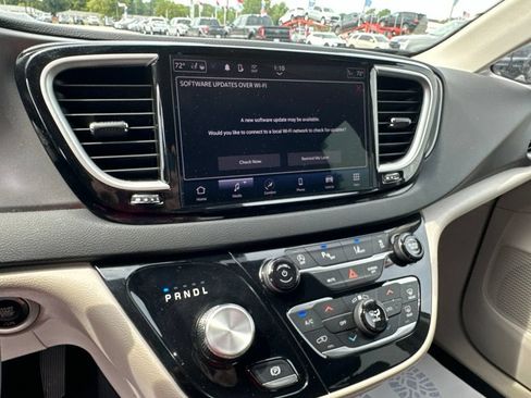 Used 2023 Chrysler Pacifica Touring-L FWD image 18