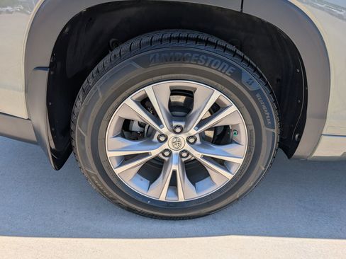 Used 2014 Toyota Highlander Plus AWD/4WD image 12