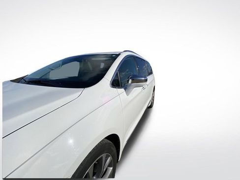 Used 2019 Chrysler Pacifica Limited w/ Tire & Wheel Group image 2