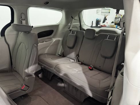 Used 2020 Chrysler Pacifica Touring w/ Advanced Safetytec Group FWD image 22