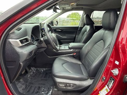Certified 2025 Toyota Highlander XLE AWD/4WD image 16