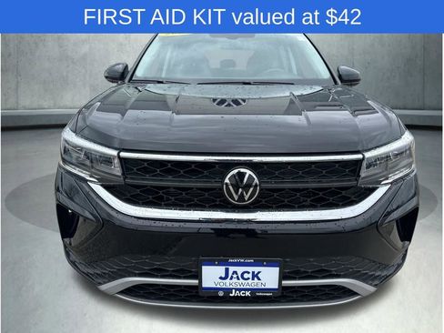 Used 2023 Volkswagen Taos SE w/ Panoramic Sunroof Package AWD/4WD image 11