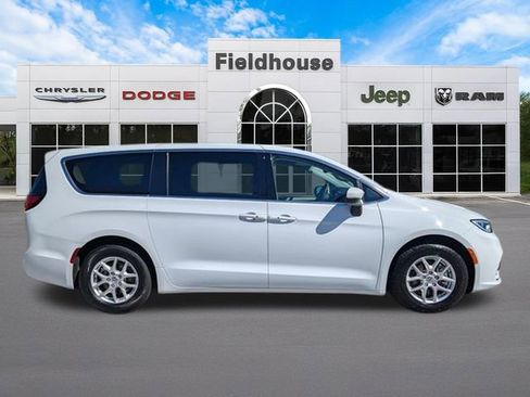 Used 2023 Chrysler Pacifica Touring-L FWD image 10