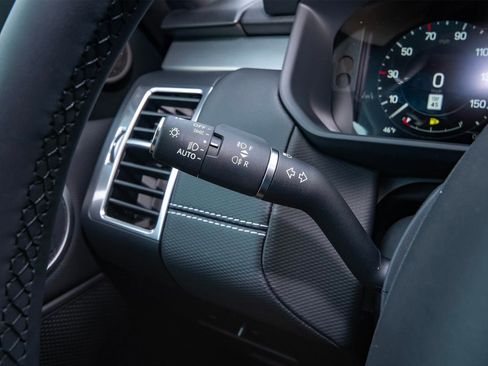 New 2026 Land Rover Discovery Limited Edition image 12