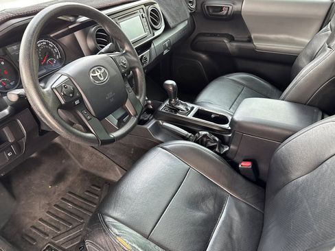 Used 2018 Toyota Tacoma SR image 11