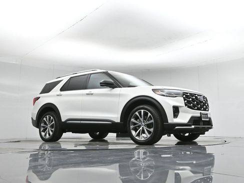 Certified 2025 Ford Explorer Platinum w/ Ultimate Package image 4