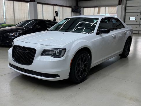Used 2020 Chrysler 300 Touring w/ Sport Appearance Package AWD/4WD image 5