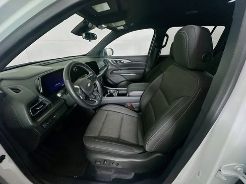 Used 2025 Chevrolet Traverse LT image 13