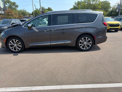 Used 2020 Chrysler Pacifica Limited w/ Tire & Wheel Group FWD image 8