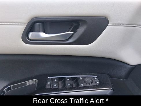 Used 2022 Nissan Pathfinder SL w/ Lighting Package (N92) AWD/4WD image 14