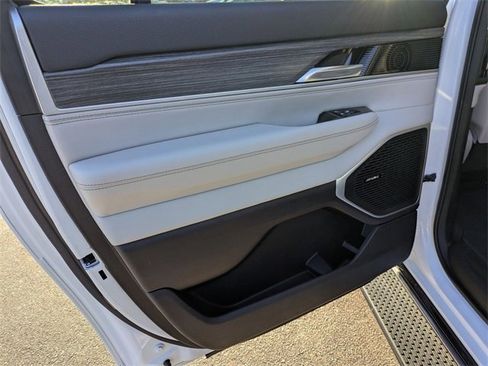 Used 2024 Jeep Wagoneer L Series II w/ Flexible Seating Group image 25