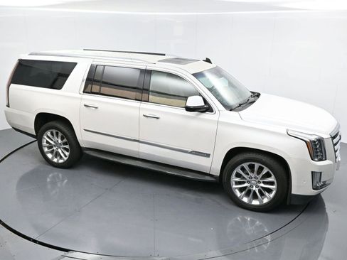 Used 2017 Cadillac Escalade ESV Luxury image 44