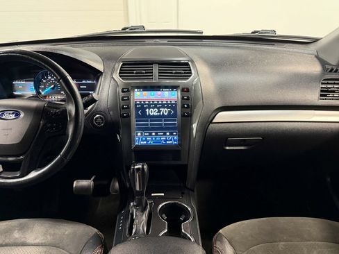 Used 2018 Ford Explorer XLT w/ Equipment Group 202A AWD/4WD image 18