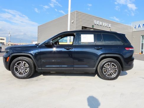 Used 2024 Jeep Grand Cherokee Trailhawk image 2