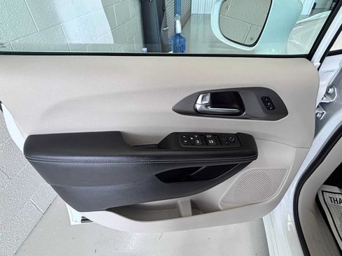 Used 2022 Chrysler Pacifica Touring-L FWD image 20