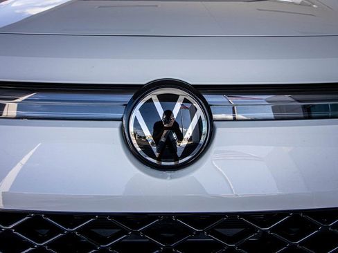 New 2026 Volkswagen Tiguan SE R-Line image 9