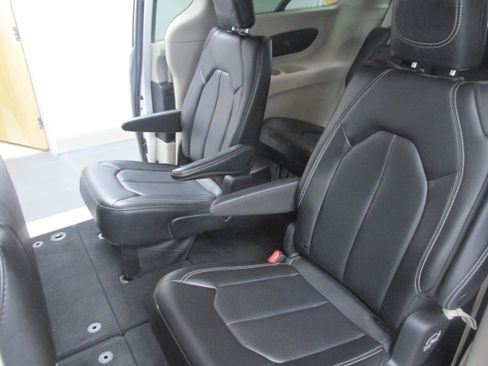 Used 2023 Chrysler Pacifica Touring-L FWD image 25