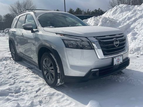 New 2025 Nissan Pathfinder SV image 4