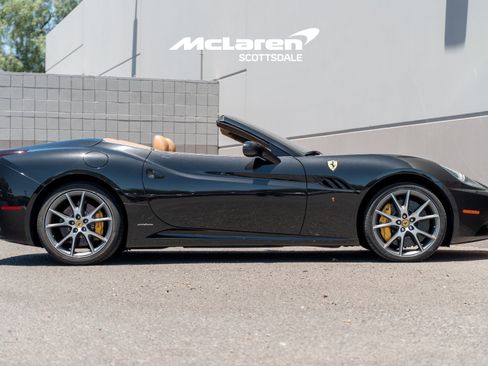 Used 2014 Ferrari California RWD image 8