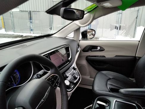 Used 2024 Chrysler Pacifica Touring-L image 24