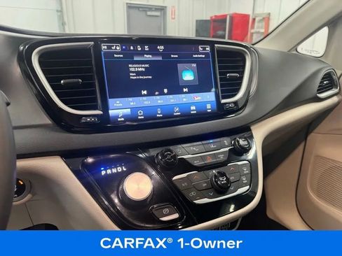 Used 2024 Chrysler Pacifica Touring-L image 9