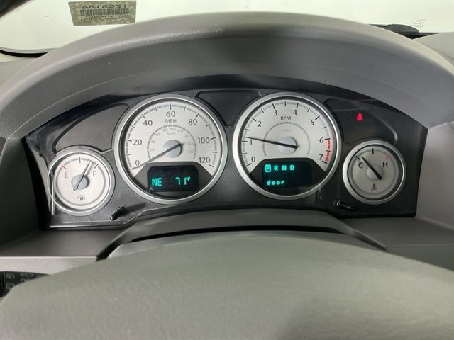 Used 2008 Chrysler Town & Country Touring FWD image 17