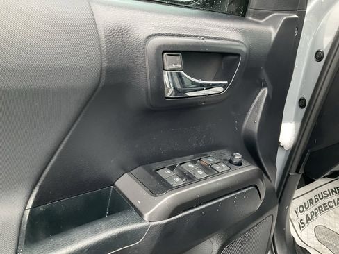 Used 2020 Toyota Tacoma TRD Off-Road image 19