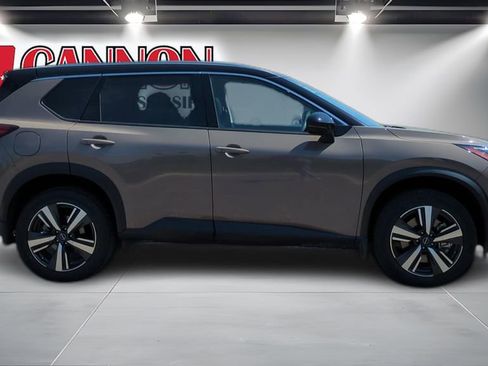 Used 2025 Nissan Rogue SL w/ Tech Package image 4