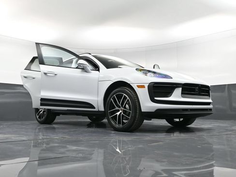 Certified 2026 Porsche Macan AWD/4WD image 38