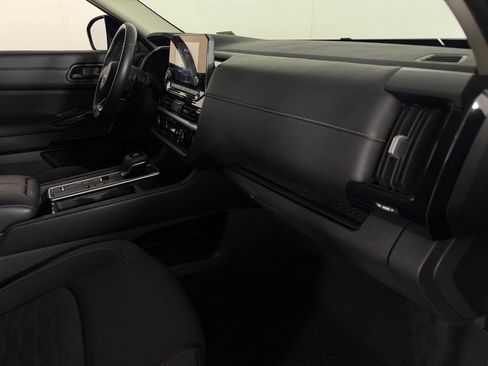 Used 2025 Nissan Pathfinder SV FWD image 31